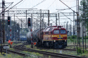 2018-05-15 ToruĹ GĹĂłwny 
M62M-012 [Rail Polska del. Orlen KolTrans] prowadzi pociÄg towarowy. 
[23516] - 429kb