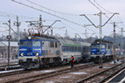 2016-01-16 RzeszĂłw GĹĂłwny 
EU07-358 [PKP Intercity BZ KrakĂłw] oczekuje na odjazd z wagonami PKP IC, po prawej odstawione lokomotywy EU07-320 + (EU07-353) [PKP Intercity BZ KrakĂłw]. 
[23668] - 767kb