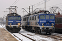 2016-01-20 KrakĂłw PĹaszĂłw 
Po prawej EU07-092 [PKP Intercity BZ KrakĂłw] + (EU07-334 [PKP Intercity BZ KrakĂłw]), po lewej EP07-1043 [PKP Intercity BZ PoznaĹ] 
[23713] - 643kb
